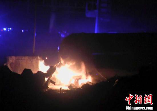 火災(zāi)現(xiàn)場(chǎng)，可以看到一個(gè)儲(chǔ)氣罐正在熊熊燃燒。