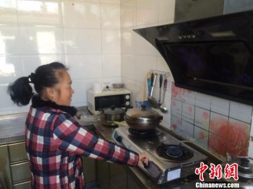 圖為居民用燃?xì)庠钭鲲??！±钔ヒ?攝
